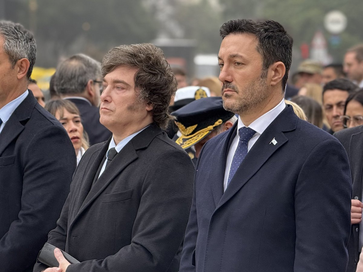 luispetri's tweet image. Histórico relevo de guardia del Regimiento de Patricios, por primera vez presidido por el Presidente @JMilei en Plaza de Mayo.

Compartimos el Día de la Patria con familias y nuestras Fuerzas, honrando nuestras raíces en el corazón de Buenos Aires.