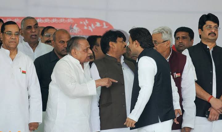 तेजू भैया को अखिल यादव जी तरह पुत्र धर्म निभाना चाहिए. 
#सुप्पी_घंटाघर_वाली