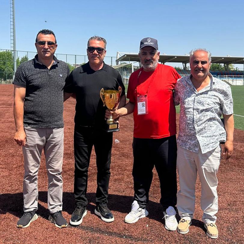 Barak ovasına selam olsun 
Barak halkına sözümü tutmanın haklı gururunu yaşıyoruz 
Barak sporunun kupasını armağan ediyorum. 

2025-2026 sezonunda süper amatörde Barak ovasinin destekleriyle süper Barak Spor geliyor.<a href="/AliSahin501/">Ali ŞAHİN</a> <a href="/BBozgeyik_27/">Bünyamin Bozgeyik</a> <a href="/hasanozturkmen/">Hasan Öztürkmen</a>