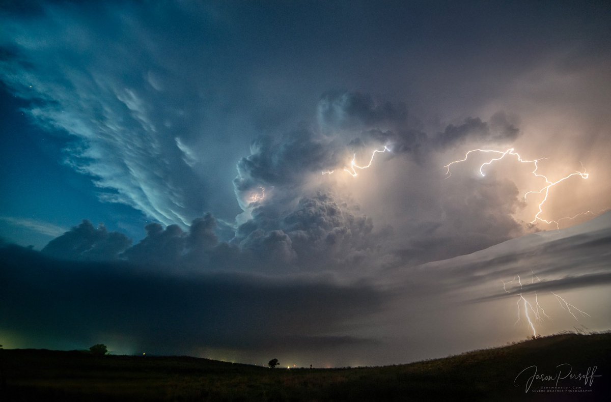 Last night's late show near Arnett OK was electrical for a short while before dissipating in an otherwise explosive parameter space. #okwx #wxtwitter