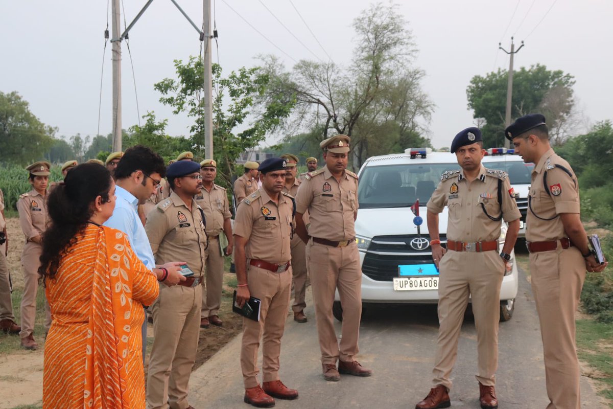 IG Range Agra (@igrangeagra) on Twitter photo #DIGRangeAgra <a href="/ShaileshP_IPS/">Shailesh Pandey,IPS</a> द्वारा जनपद फिरोजाबाद के थाना क्षेत्र नगला सिंघी के ग्राम टीकरी में घटित दोहरे हत्याकाण्ड के बाद घटनास्थल का पुलिस अधीक्षक फिरोजाबाद के साथ निरीक्षण किया गया तथा घटना मे सम्मिलित अभियुक्तों की तत्काल गिरफ्तारी हेतु निर्देश निर्गत किए गए।
#UPPolice #DIGRangeAgra <a href="/ShaileshP_IPS/">Shailesh Pandey,IPS</a> द्वारा जनपद फिरोजाबाद के थाना क्षेत्र नगला सिंघी के ग्राम टीकरी में घटित दोहरे हत्याकाण्ड के बाद घटनास्थल का पुलिस अधीक्षक फिरोजाबाद के साथ निरीक्षण किया गया तथा घटना मे सम्मिलित अभियुक्तों की तत्काल गिरफ्तारी हेतु निर्देश निर्गत किए गए।
#UPPolice