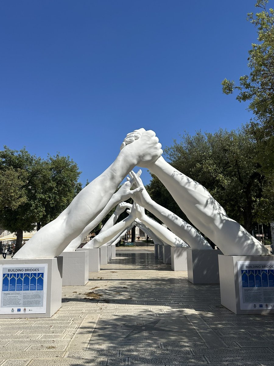 ConsumerSOS's tweet image. The #BuildingBridges display in Martina Franca, Puglia, Italy. #ItalySOS puglianpleasures.com/2025/04/18/six…