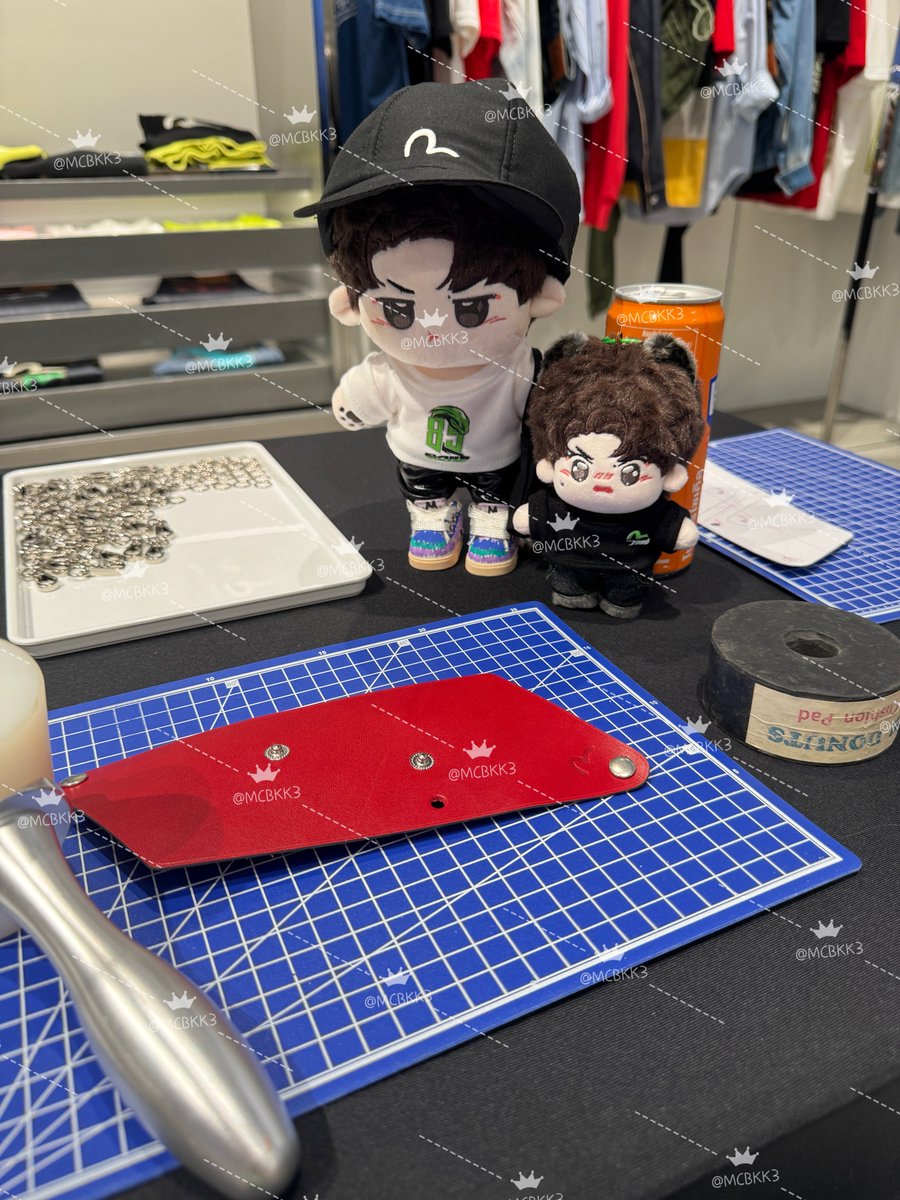 MCBKK3's tweet photo. ขอขอบคุณพี่กบ @giegriffin อีกรอบที่ให้โอกาสพ้มเป็นผู้ติดตามมาทำ workshop กับ #EvisuThailand สนุกมากๆเลย ขอบคุณพี่กบมากๆนะคับ
#Evisu https://t.co/i0VuepDPSW