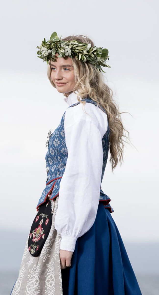 A Norwegian girl wearing a Trøndelag bunad.