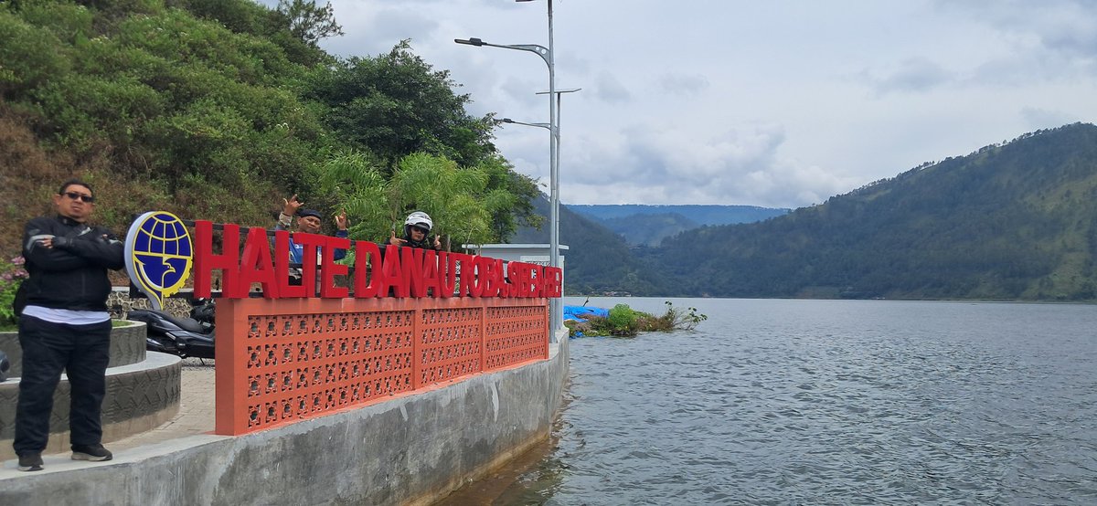 ardhany90's tweet photo. setelah bermalam di sidikalang dan sebelum kami menuntaskan perjalanan lintas sumatera km 0 sabang, mnuju kota medan, stang motor belok ke arah danau toba melalui route tele sibeabea https://t.co/9QRg0b0DXP