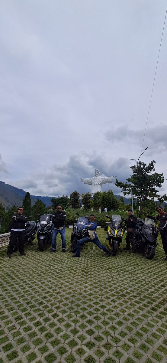 ardhany90's tweet photo. setelah bermalam di sidikalang dan sebelum kami menuntaskan perjalanan lintas sumatera km 0 sabang, mnuju kota medan, stang motor belok ke arah danau toba melalui route tele sibeabea https://t.co/9QRg0b0DXP