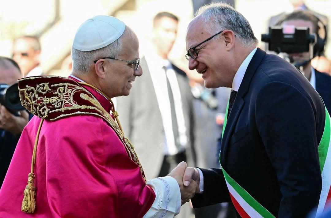 CatecheseO's tweet photo. #Caté_News : Rome / Italie 🇮🇹
Le Pape Léon XIV reçoit l'hommage de la ville de Rome : "Pour vous et avec vous, je suis romain". https://t.co/rmJKhn0eJP