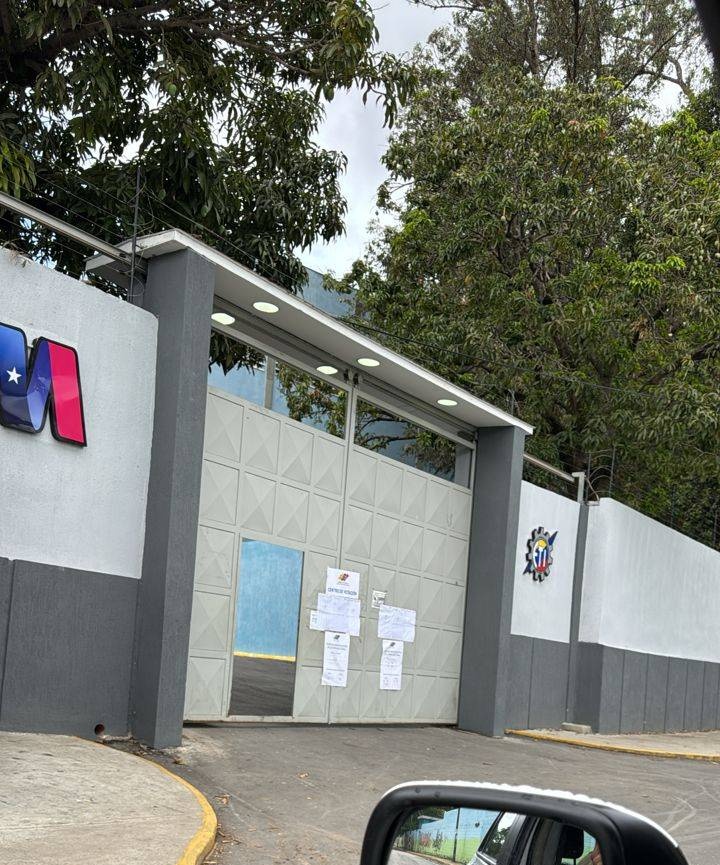 CaracasConVzla's tweet image. #YoNoObedezco así decidió hoy #25M La escuela Técnica Robinsoniana Gegrorio Mac Gregor #Coche 

#Venezuela sin cobrar el #28J NO hay 25 de mayo #YoYaVotéEl28J