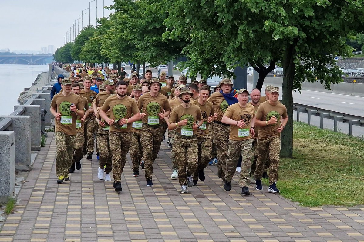 #NationalGuard joined the 32nd “Run Under the Chestnuts” in #Kyiv to save kids with heart defects. 🏃‍♂️ #RunForLittleHearts The 5km run united people globally, raising funds despite the war. Kyiv stands strong on its day! 🇺🇦
#KyivDay #ДеньКиєва