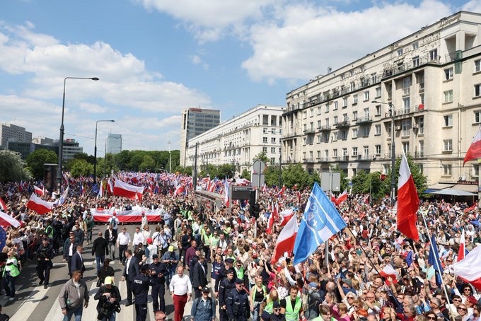 No tak, podobno nas było 50 tys (zdjęcie z lewej )a zwolenników Trzaskowskiego 150 tys (zdjęcie z prawej)