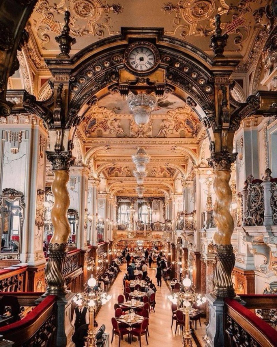 Dünya'nın en güzel kafesi olarak bilinen "New York Cafe".

🏛️Macaristan, Budapeşte.