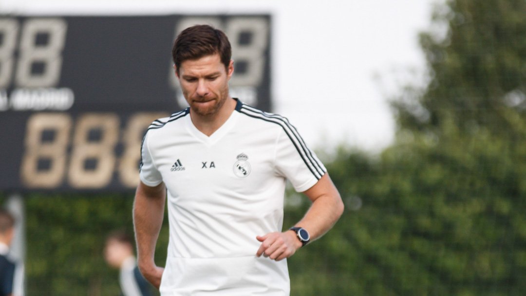 realmadrid's tweet photo. ✨ @lafabricacrm 🤝 @XabiAlonso 🤝 @realmadrid ✨
#WelcomeXabi https://t.co/jbAVcMeAm2