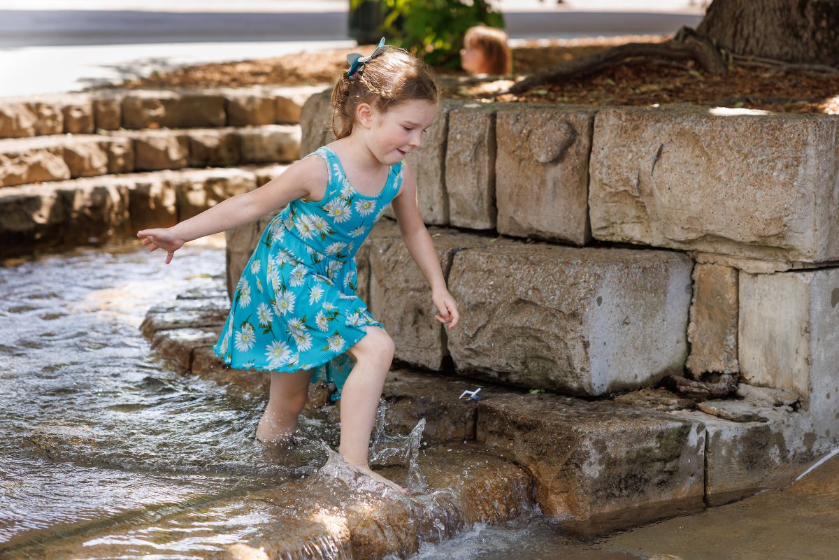Be sure to build in some splash time for your next Aquarium visit. ⛲  The plaza stream and fountains are o-fish-ially on for the summer season — now through Labor Day!