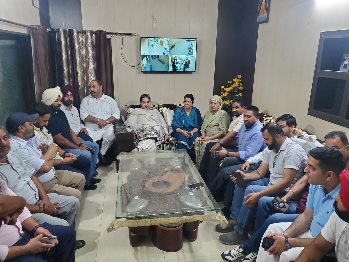 ਵਾਰਡ ਨੰ. 24 ਤੋਂ ਕੌਂਸਲਰ ਸਤਨਾਮ ਸਿੰਘ ਜੀ ਸਾਬਾ ਜੋ ਪਿਛਲੇ ਦਿਨੀਂ ਕਾਂਗਰਸ ਨੂੰ ਅਲਵਿਦਾ ਆਖ ਕੇ ਆਮ ਆਦਮੀ ਪਾਰਟੀ ਵਿੱਚ ਸ਼ਾਮਿਲ ਹੋਏ ਸਨ, ਅੱਜ ਉਹਨਾਂ ਦੇ ਗ੍ਰਹਿ ਵਿਖੇ ਪਹੁੰਚ ਕੇ ਉਹਨਾਂ ਨਾਲ ਮੁਲਾਕਾਤ ਕੀਤੀ ਅਤੇ ਉਥੇ ਪਹੁੰਚੇ ਵਾਰਡ ਨਿਵਾਸੀਆਂ ਨਾਲ ਵੀ ਮੁਲਾਕਾਤ ਕੀਤੀ। ਸਾਬਾ ਜੀ ਵੱਲੋਂ ਬਹੁਤ ਮਾਣ ਸਨਮਾਨ ਮਿਲਿਆ, ਜਿਸਦਾ ਮੈਂ ਤਹਿ ਦਿੱਲੋਂ