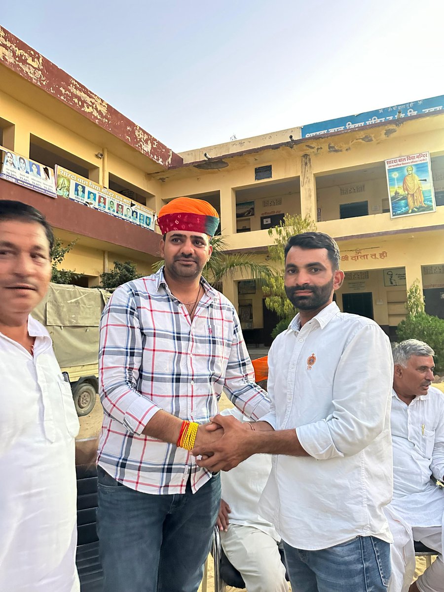 ChhabaRameshwar's tweet photo. कल खींवसर में आयोजित 'तिरंगा यात्रा' में शामिल होकर माँ भारती के वीर सपूतों को नमन करने का सौभाग्य प्राप्त हुआ।

'ऑपरेशन सिंदूर' हमारे वीर सैनिकों की अदम्य शौर्य गाथा और माननीय प्रधानमंत्री श्री नरेन्द्र मोदी जी की राष्ट्र सुरक्षा के प्रति अटूट प्रतिबद्धता का प्रतीक है। यह यात्रा न केवल देशभक्ति का उत्सव है, बल्कि हर भारतवासी के हृदय में राष्ट्र सर्वोपरि की भावना को सुदृढ़ करती है।

इस दौरान खींवसर विधायक श्री रेवंतराम जी डांगा और भाजपा जिला अध्यक्ष श्री रामधन जी पोटलिया सहित गणमान्य लोग मौजूद रहे।।

जय हिंद 🇮🇳
#OperationSindoor #JaiHind