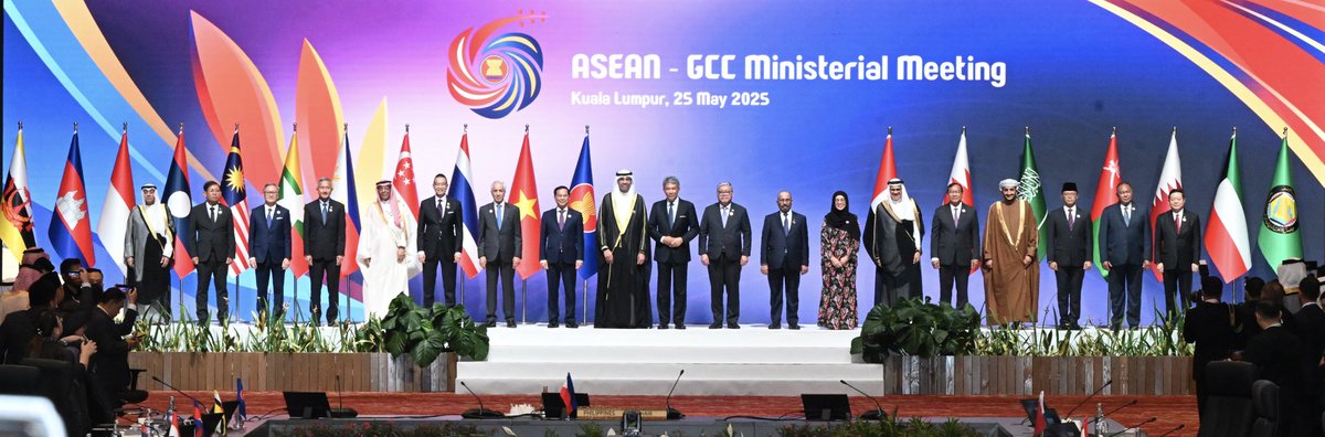 MalaysiaMFA's tweet photo. Foreign Minister Dato' Seri Utama Haji Mohamad bin Haji Hasan led the Malaysian delegation to the ASEAN-GCC Ministerial Meeting on 25 May 2025 in Kuala Lumpur (1/4)
#WismaPutra #ASEANGCC
#MyASEAN2025 #InclusivityAndSustainability #TaatSetia #MalaysiaMADANI https://t.co/nb6Owpxugb