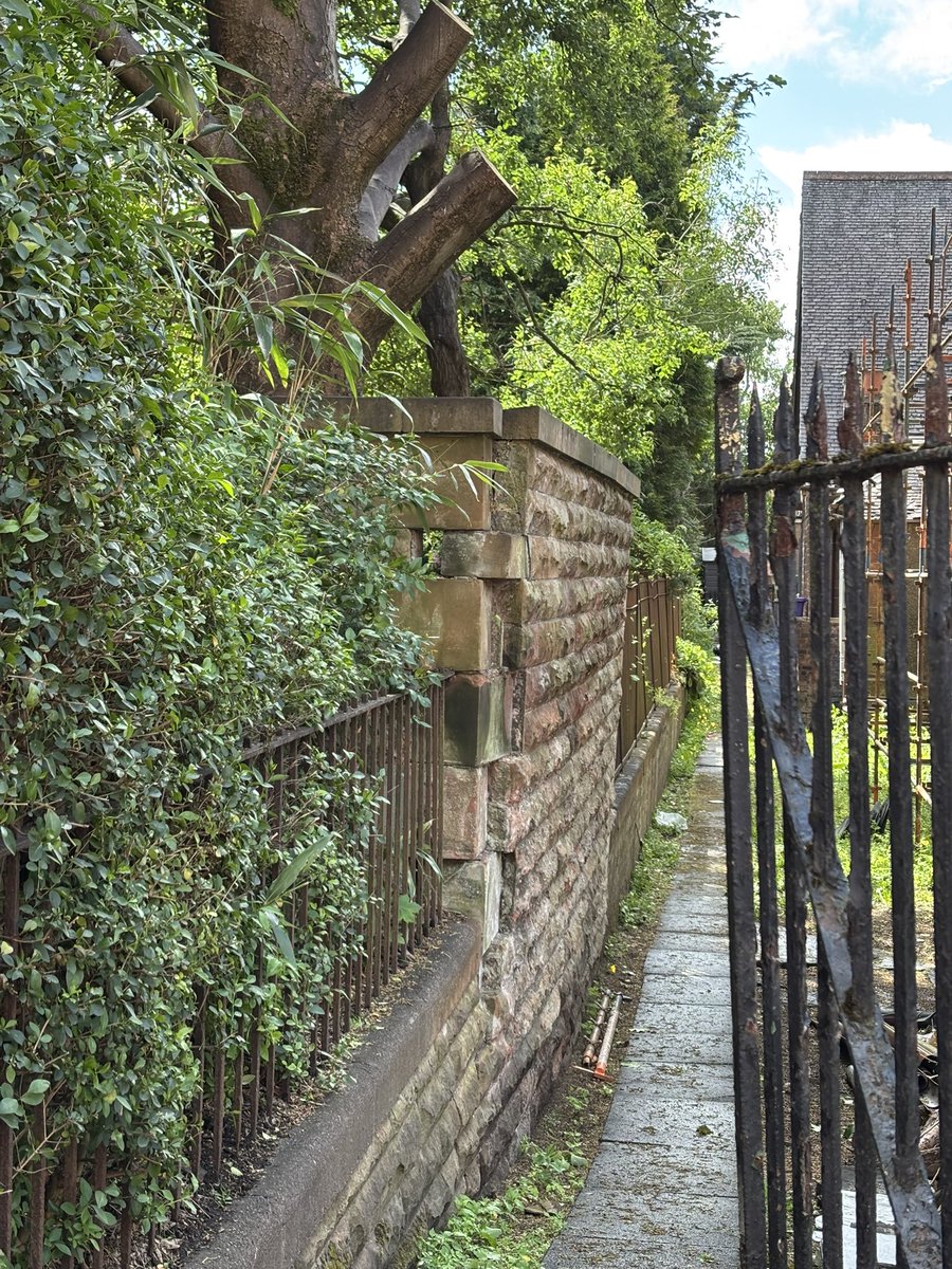 That must be some damn strong mortar holding this wall together between Cathcart Congregational Church and tenements on Holmlea Road. Hopefully it is going to be propped up and repaired!