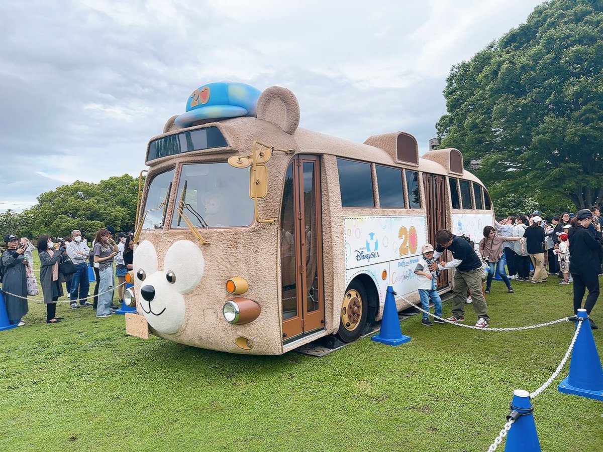mickeybus_4439's tweet photo. 松坂のパレードでは、たくさんの方にお声がけいただきました。ありがとうございました☺️
松坂はダッフィーバスが公園の中に展示してあって、シャボン玉と緑とのコントラストが素敵でした🫧🌳 https://t.co/IgZf0X14gJ