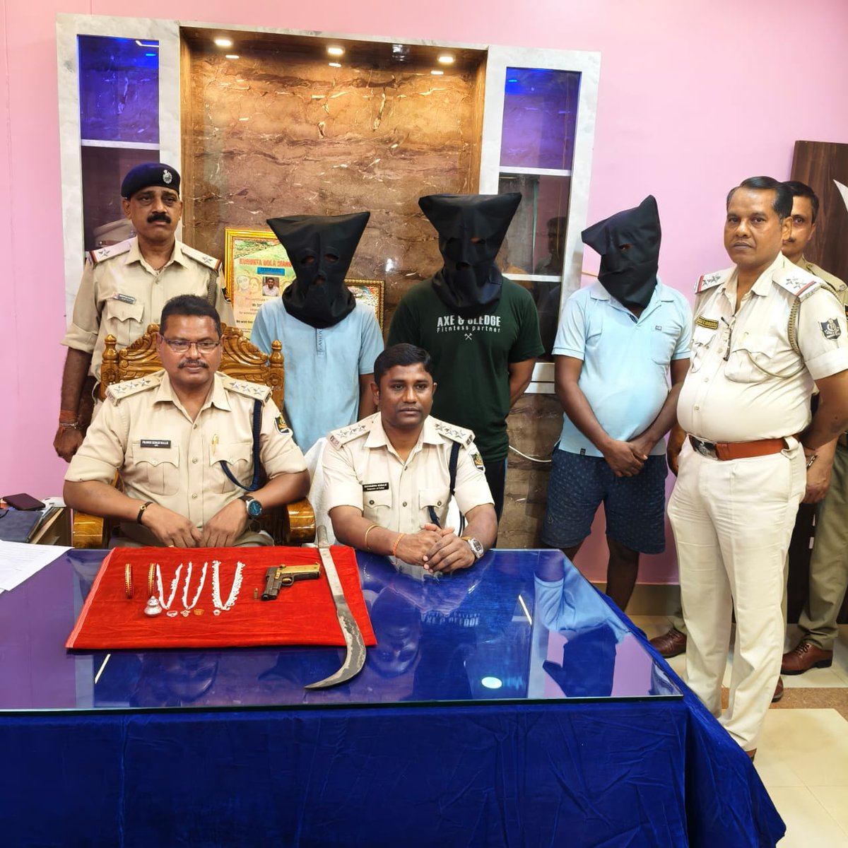 SP BALASORE (@spbalasore) on Twitter photo Under the supervision of <a href="/SPBalasore/">SP BALASORE</a>,a major dacoity case in Dalanga & Salapada has been cracked by team led by SDPO,Nilagiri & IIC,Khaira PS.5 accd arrested,1 pistol with 1 live ammn. seized,stolen gold,silver,M/c recovered.Investigation continues to apprehend remaining culprits Under the supervision of <a href="/SPBalasore/">SP BALASORE</a>,a major dacoity case in Dalanga & Salapada has been cracked by team led by SDPO,Nilagiri & IIC,Khaira PS.5 accd arrested,1 pistol with 1 live ammn. seized,stolen gold,silver,M/c recovered.Investigation continues to apprehend remaining culprits