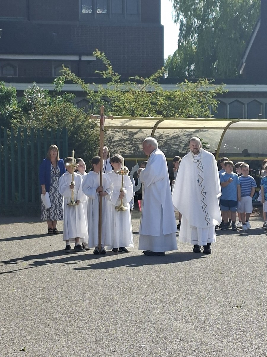 Y1_CTK's tweet photo. 1DH Celebrating the Month of Mary by wearing blue and a mass where the children laid a wreath infront of Mary and then she was crowed. https://t.co/YeoL7YRFpF