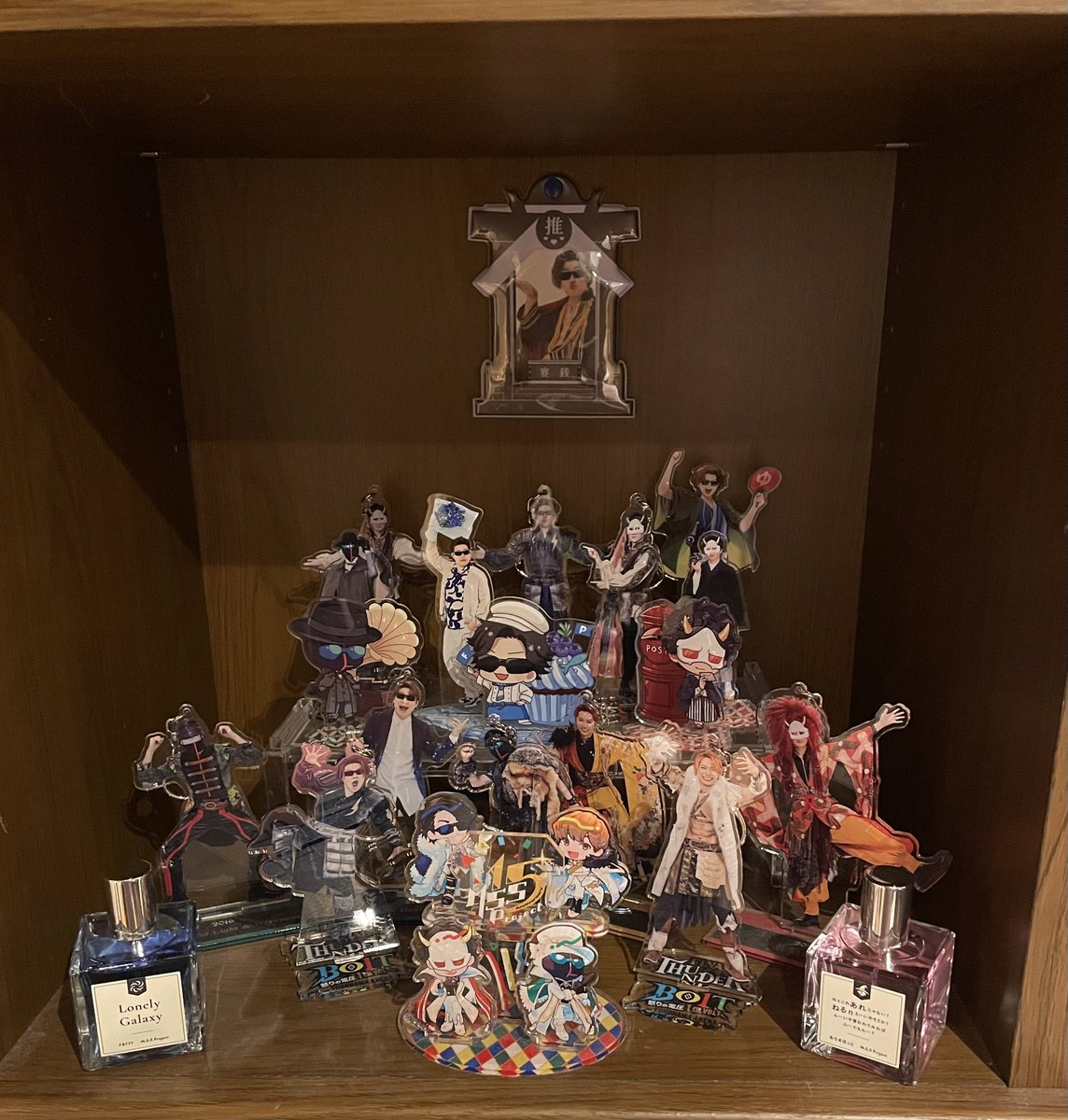 __TATIBASAMI's tweet image. 滑り込みセーフッ！
1枚目が家のアクスタブースで2枚目がぬい達と頭に自作刺繍缶バを乗せられた俵型FBさんです！
 #MSSP横アリフォトコン