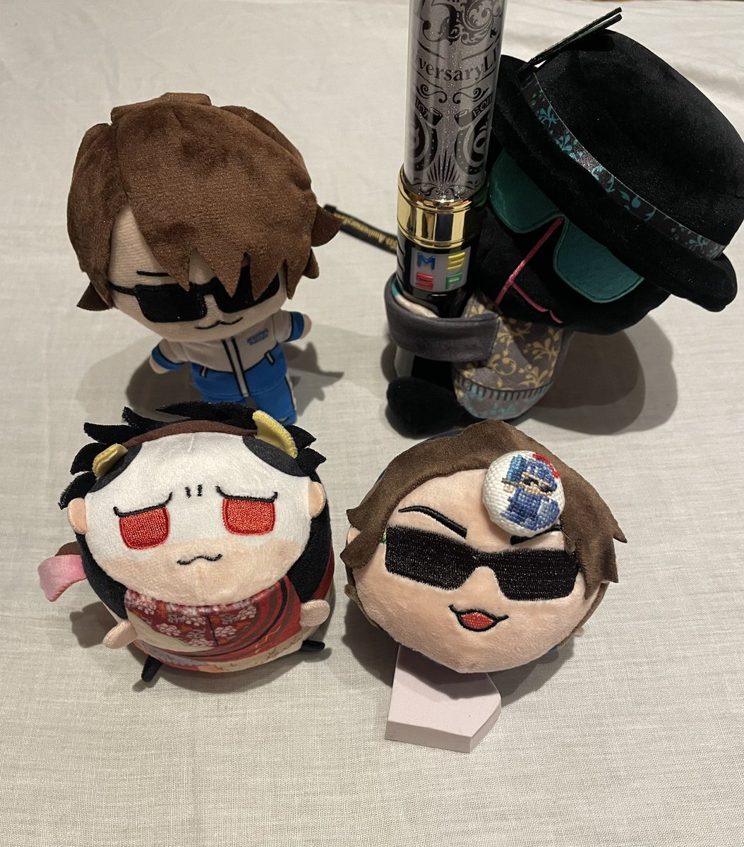 __TATIBASAMI's tweet image. 滑り込みセーフッ！
1枚目が家のアクスタブースで2枚目がぬい達と頭に自作刺繍缶バを乗せられた俵型FBさんです！
 #MSSP横アリフォトコン