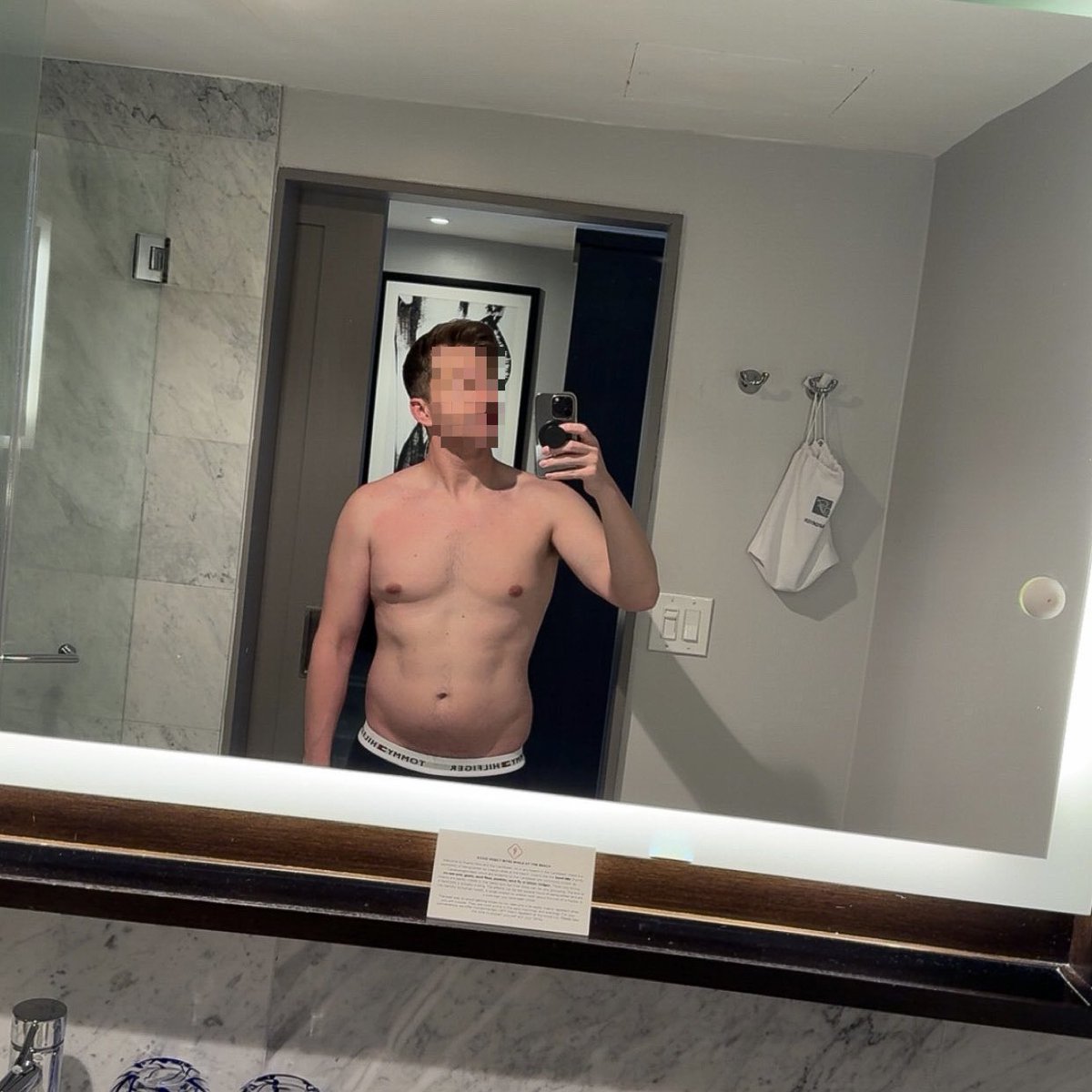 After one week, three hotel rooms, and a minor sunburn, I've finally found a mirror in Puerto Rico that likes me 😌