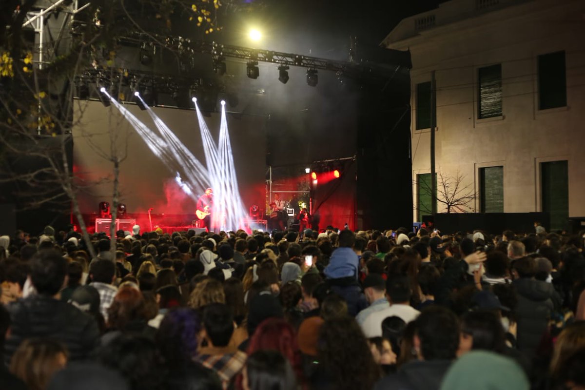 🎵 #LaPlata | Santiago Motorizado le puso el moño a la reinauguración de Plaza Rocha

📌 andigital.com.ar/nota/132479/sa…