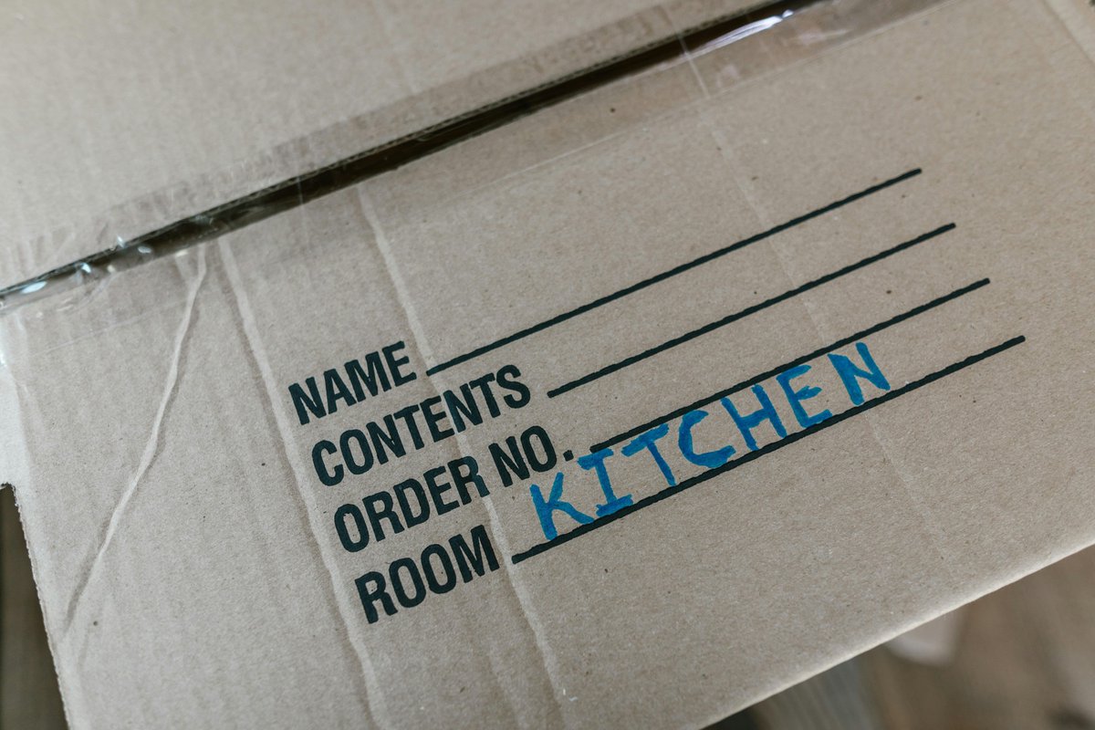 One of the Smartest self-storage tips we can give is to label, label, label! 📦🖍Instead of having to rummage through boxes looking for one particular item, labels on each box will save you time and energy.