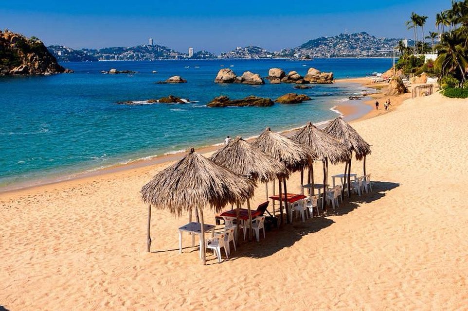 Sumérgete en el encanto de Acapulco de Juárez, un destino lleno de sol, mar y tradición. Con sus playas infinitas de arena dorada y aguas turquesa, es el lugar perfecto para desconectarte y crear momentos inolvidables 🧘‍♀️