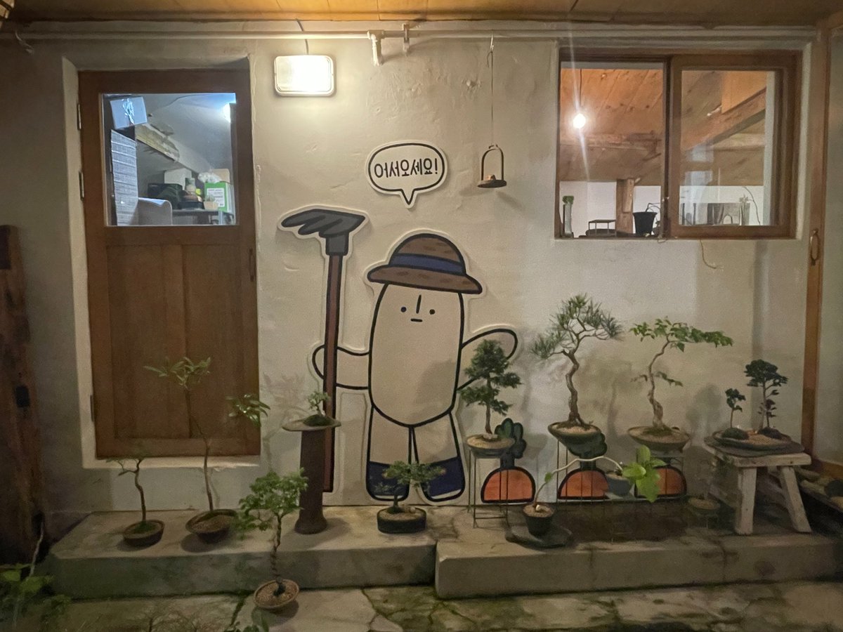 팝업 스토어 해체를 마치고 돌아가는 길입니다. 오랜만에 진행한 오프라인 행사라 걱정도 있었지만, 큰 문제 없이 잘 마무리되어 마음이 가볍네요.

토인즈 친구들을 보고 즐거워하시는 모습을 보며 저희도 많은 힘을 얻었습니다. 직접 방문해주신 분들, 응원 남겨주신 분들 모두 감사합니다!