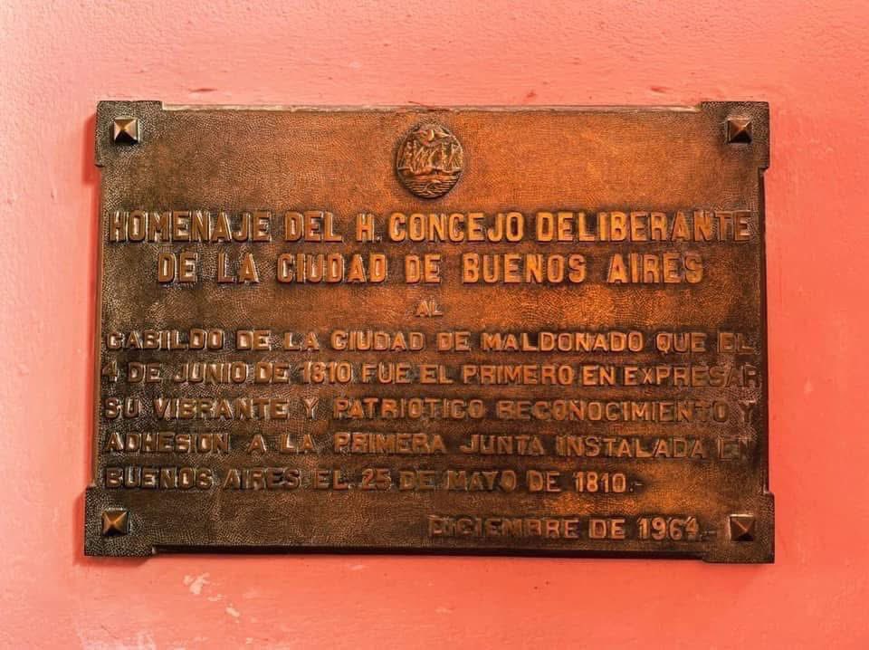 A 215 años de la Revolución de Mayo, nuestro saludo a todo el pueblo argentino. 

El Cabildo de Maldonado fue el primero en reconocer y adherir a la Junta de Mayo. Historia que une a nuestras patrias y a nuestros pueblos.