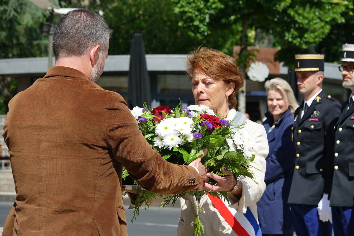 AMY Laurence tweet media