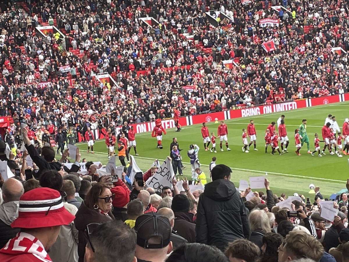 Dozens of #MUFC fans in lower south stand holding up posters and banners in front of the directors’ box. Messages like “greed”, exploitation”, “no loyalty”, “evicted”, “seats and soul for sale”. Accompanied by chants of Glazers out from Stretford End