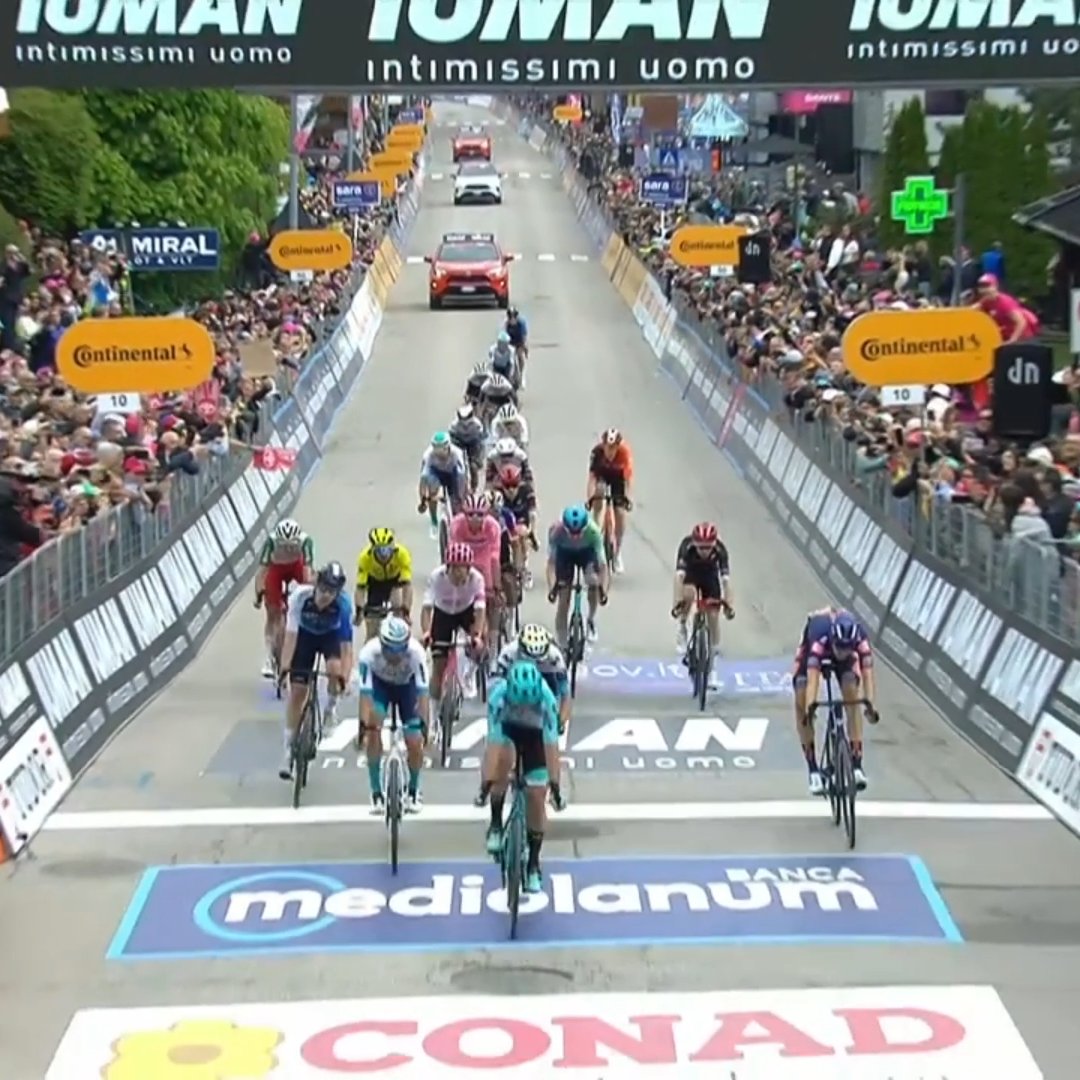 RodriSabato's tweet photo. Richard Carapaz y Egan Bernal los más valientes del día 

El líder Isaac del Toro que nos demostró que sigue siendo el más fuerte, pero también el más atado por el equipo y un Roglic que pierde 1:30.

Que llegue el martes ya porque la novela del Giro De Italia está espectacular. https://t.co/tX6jRWGrv3