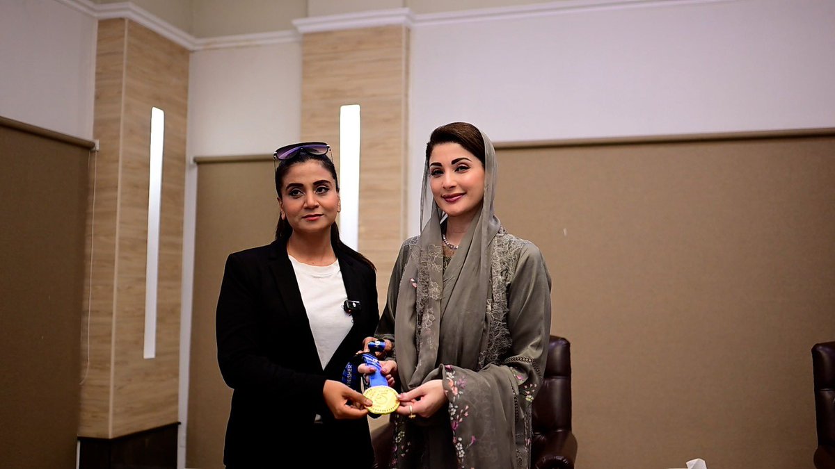 جیسے یہ میڈم خود ہمیشہ Top of the bottom رہی ہے ،ایسے ہی کھلاڑی بھی اس کو Top of the bottom ہی پسند آتے ہیں ۔کیا کریں میڈم کی سمجھ دانی ہی بس اتنی سی ہے 😆
