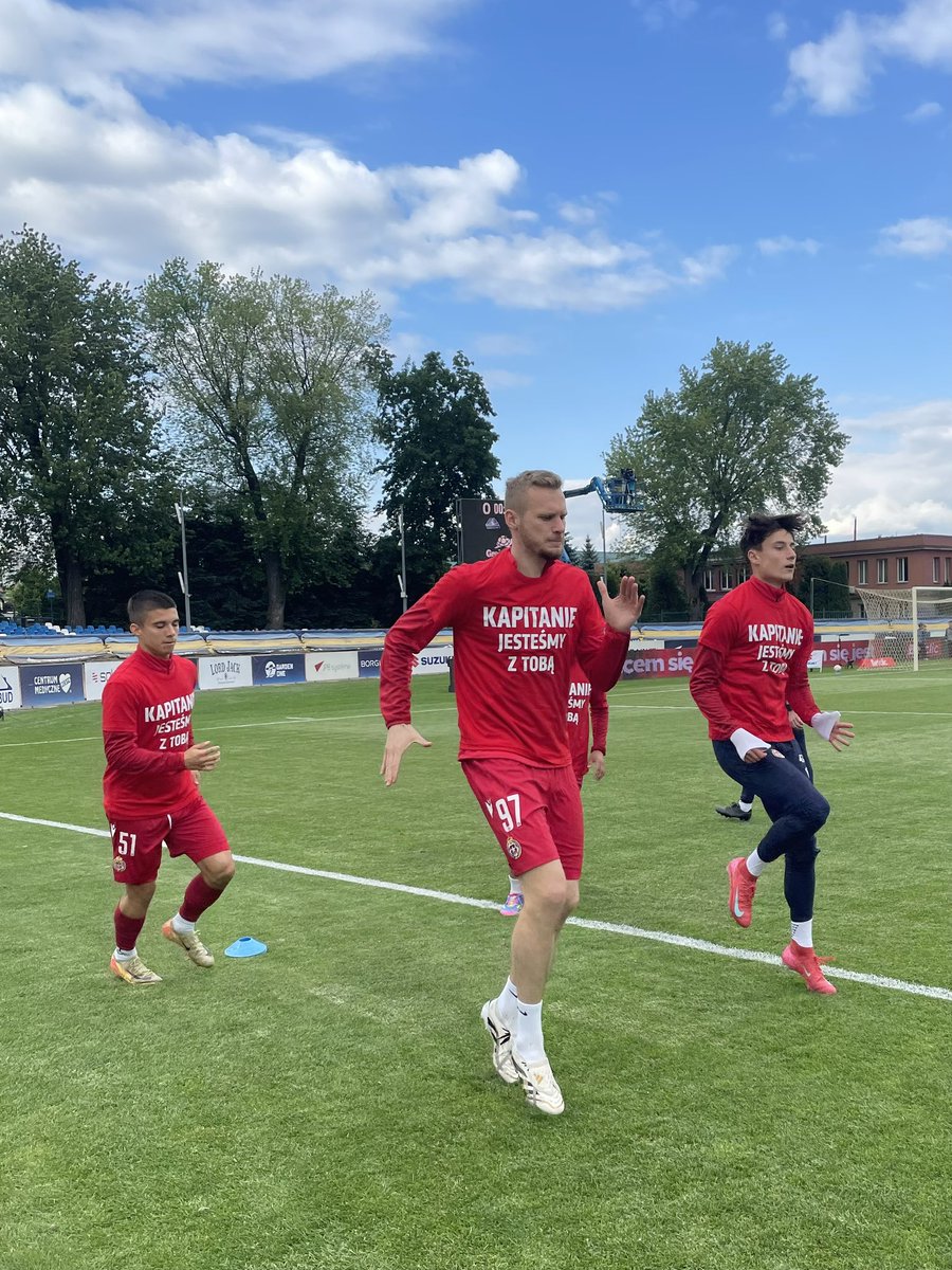 piłkarze Wisły Kraków ze wsparciem dla kontuzjowanego Alana Urygi. Ostatnia kolejka <a href="/_1liga_/">Betclic 1 Liga</a> w tym mecz <a href="/StalRzeszow/">Stal Rzeszów</a> - <a href="/WislaKrakowSA/">Wisła Kraków</a> w <a href="/sport_tvppl/">TVP SPORT</a> #STAWIS