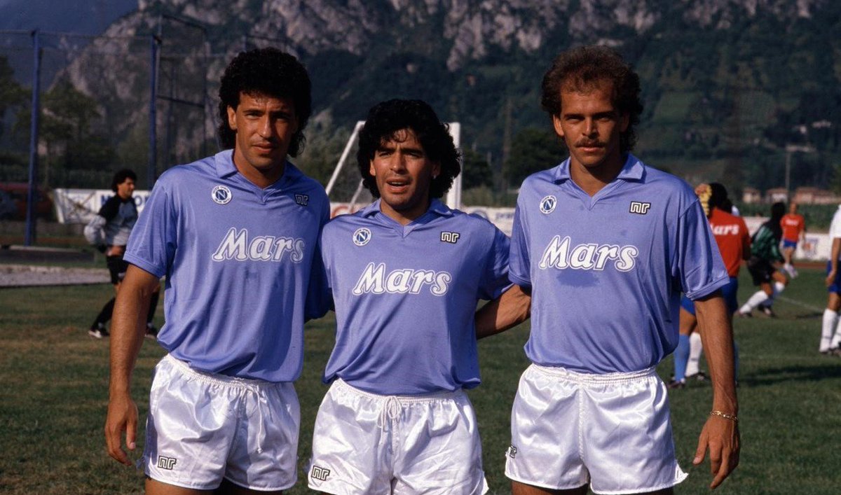 “Estoy muy feliz por Napoli. Después de Maradona la gente cree mucho en el equipo, siempre quiere ganar.

Estuve allí hace 2 meses y la afición solamente canta por Maradona, lo recuerdan siempre. Me emocionó mucho, es impresionante.

Maradona nos daba tranquilidad. Antes del