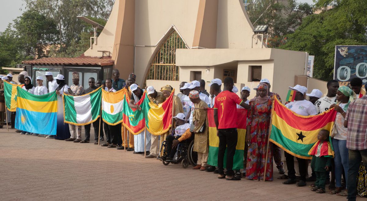 Dans le cadre de la célébration de la Journée de l’Afrique, Son Excellence Monsieur Abdoulaye DIOP, Ministre des Affaires étrangères et de la Coopération internationale, a pris part, ce dimanche 25 mai 2025 à  la Tour de  l’Afrique à Bamako, à la cérémonie de montée des couleurs