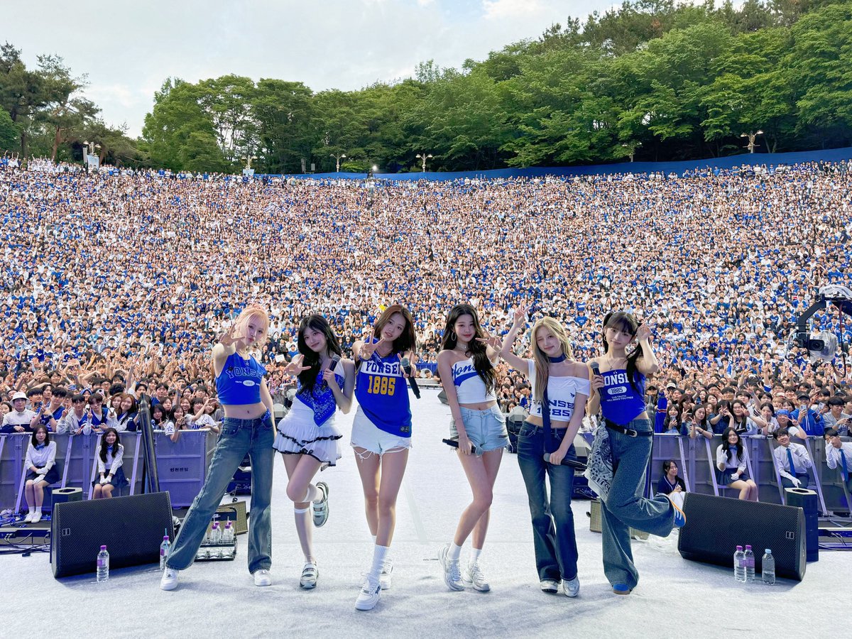 wonmy's tweet image. Had the most incredible time performing at Yonsei University’s Akaraka Onnuri! Seeing that huge crowd all dressed in blue, singing along and full of energy and it was honestly unforgettable. Thank you, Yonsei, for making this day one to remember 🩵