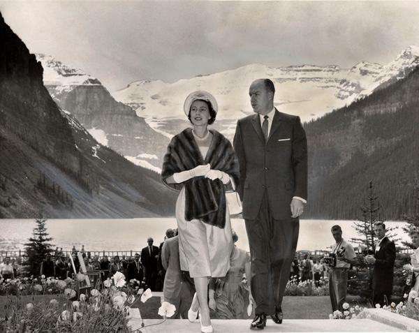 #Throwback Queen Elizabeth II visited the Lake Louise in Alberta, Canada in July 1959.

#DYK I have visited that Lake in 2017, and the Lake Louise is one of the most beautiful lakes I have seen in the world.

📸 Norman James/Toronto Star
