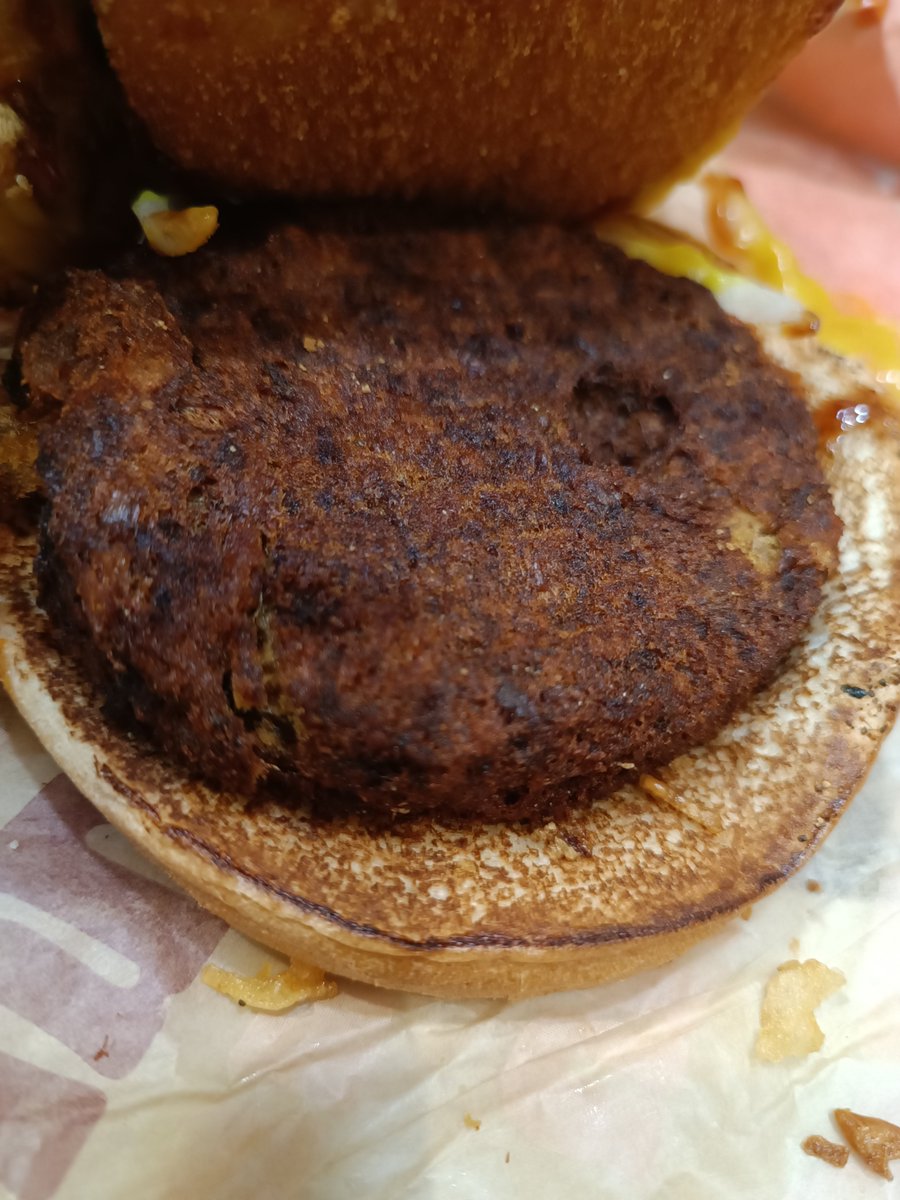 JohnWickKros's tweet photo. #burgerking Vous savez ce que c'est du pulled pork ? C'est pas un steack de viande archi sec et reconstitué.. Une belle publicité mensongère ce burger ! 🖕 https://t.co/hUZ06hHz77