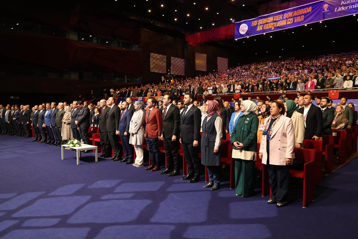 nevzatyucetr's tweet photo. Genel Başkanımız ve Cumhurbaşkanımız Sayın Recep Tayyip Erdoğan’ın teşrifleriyle “Her Mahallesiyle İstanbul Programı”mızı büyük bir coşkuyla gerçekleştirdik.

39 ilçe ve 961 mahallemizle; İstanbul’un her bir köşesinde iz bırakmaya, milletimizin duasına talip olmaya devam edeceğiz.

Bu büyük hareketin fedakâr gücü, mahalle başkanlarımızın yılmadan, usanmadan yıllardır verdikleri samimi emektir.

Durmak yok, inandığımız yolda kararlılıkla yürümeye devam! 🇹🇷

#HerMahallesiyle İstanbul