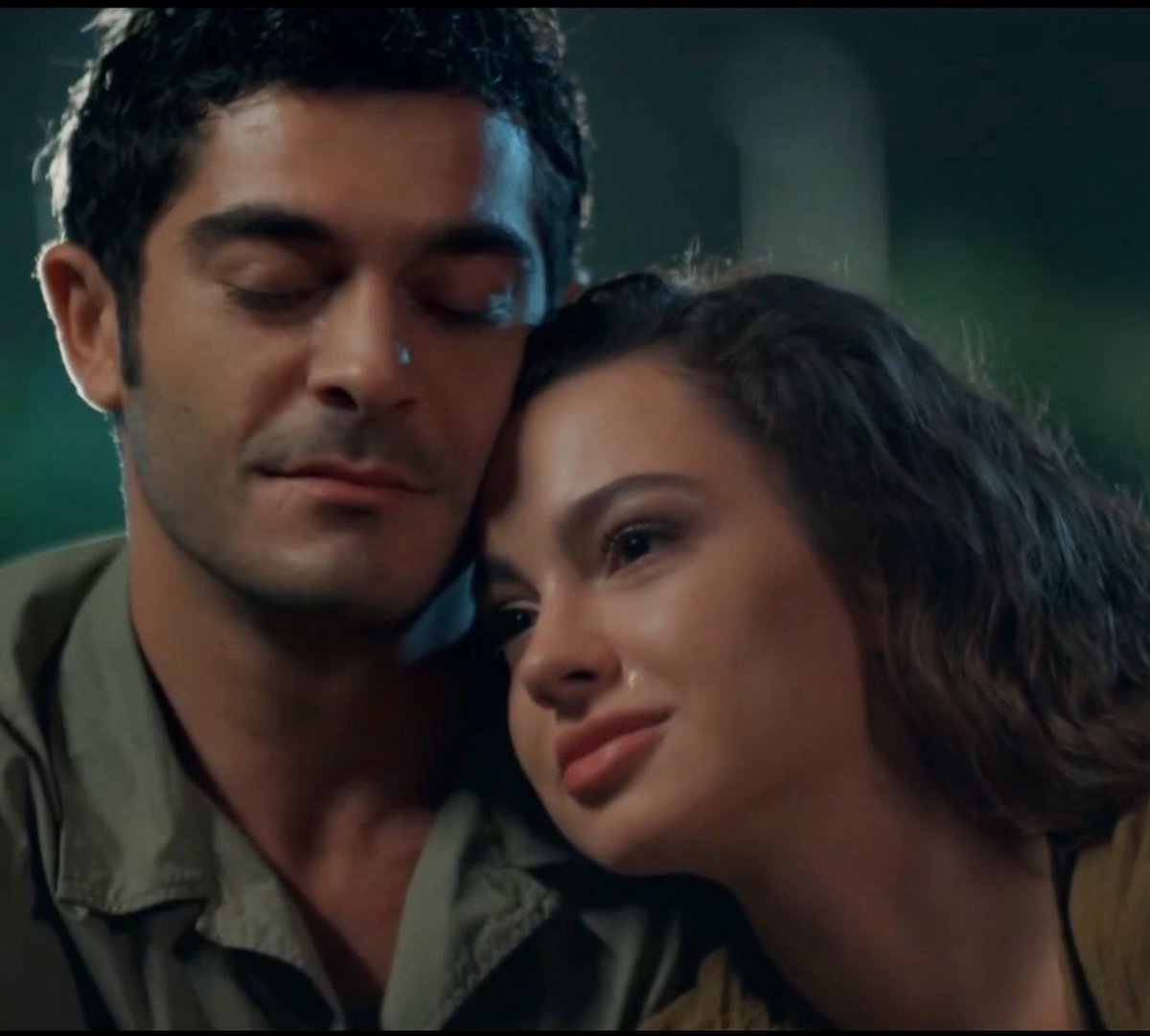 Ekranların en yakışan çifti. Düşman çatlatan bir uyum. Büyüleyici bir aşk. İçimizden, bizden bir masal. Elimize doğan ve sonra büyüyüp kocaman olan bir sevda. 

Salı 20:00 de herkesi #birgecemasalı izlemeye davet ediyorum. #mahcan