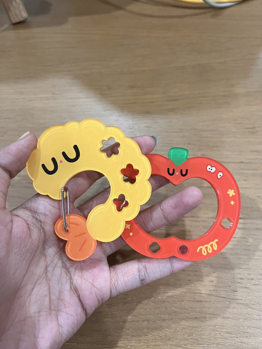 แอบไปทำ Carabiner มาใหม่👉👈😳

รอบนี้ทำแบบใสประกบ หนาขึ้น ใหญ่ขึ้น (แพงขึ้นนิสนิง) มาพร้อมกับลายใหม่ เป็นน้องเทมปุระ🍤

เจอกันที่ #IFEXPO25 นะคะ✨