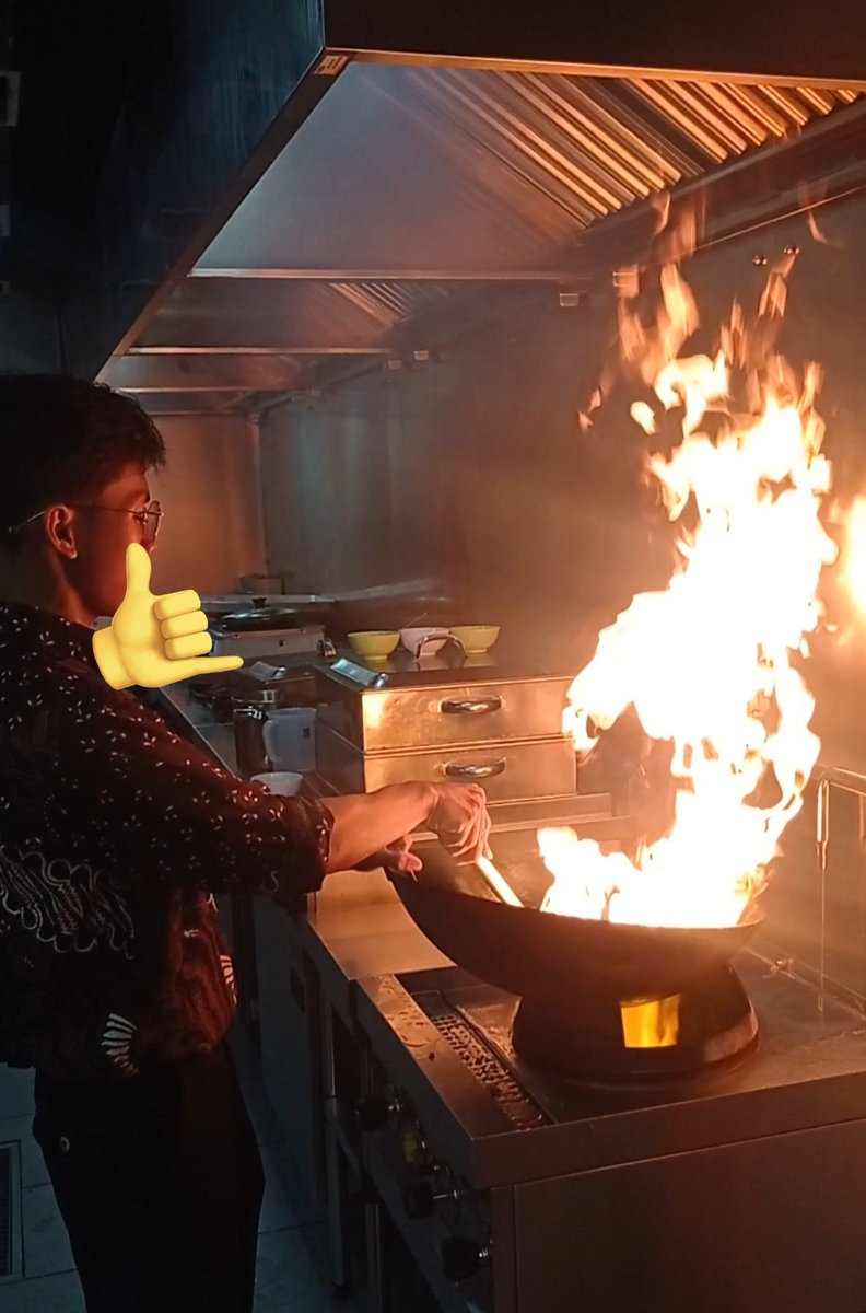 lucash_ph's tweet photo. Mas mas Jawa main api😹😹😹

#api #flambe #jawa #MasculinitySaturday #Cooking #masjawa #StillFantastic #traning #belajar https://t.co/ukI9yqAOj0