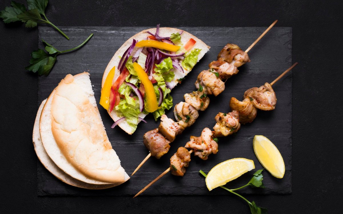 rezeptheft.at/rezepte/griech… 
Die Griechischen Spieße sind eine köstliche Art, um die Aromen der mediterranen Küche auf den Grill zu bringen. Diese Spieße sind nicht nur ein Fest für den Gaumen, sondern auch eine Augenweide auf dem Teller.