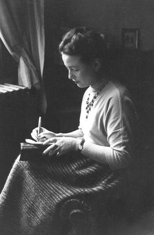 "No hay en el mundo nada más dulce que sentir que existe alguien que puede entenderte por completo y con cuya amistad se puede contar totalmente".  
"Las inseparables", Simone de Beauvoir