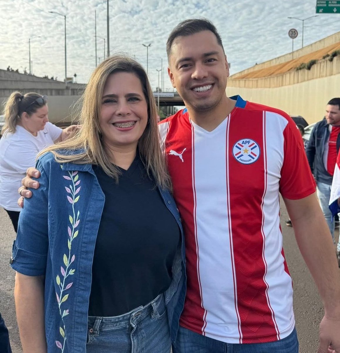 Reapareció la ex Senadora expulsada, bueno ella ko ahora está para el Baila,Yo me llamo, Master Cheff o cualquier espacio de fama ya que okañyete del mapa.