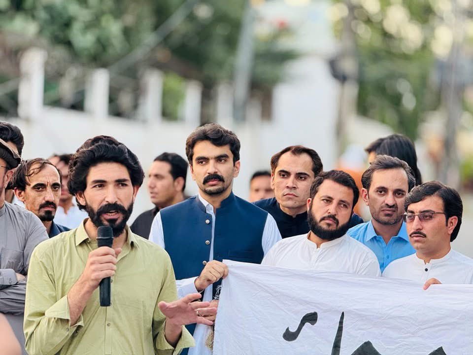 IsmailWazir19's tweet photo. آج پشاور پریس کلب میں میرعلی دھرنے کے ساتھ یکجہتی کیلئے اخجاجی مظاہرہ ہوا
کل تک اگر مطلبات تسلیم نہ ہوئے تو دھرنا اسلام اباد منتقل کیا جائے گا
میرعلی شمالی وزیرستان میں ساتویں دن میرعلی آرمی کینٹ کے سامنے دھرنا بدستور جاری۔
#PashtunsRejectDroneTerror
#MirAliSitIn https://t.co/Fxgzm8y7gm
